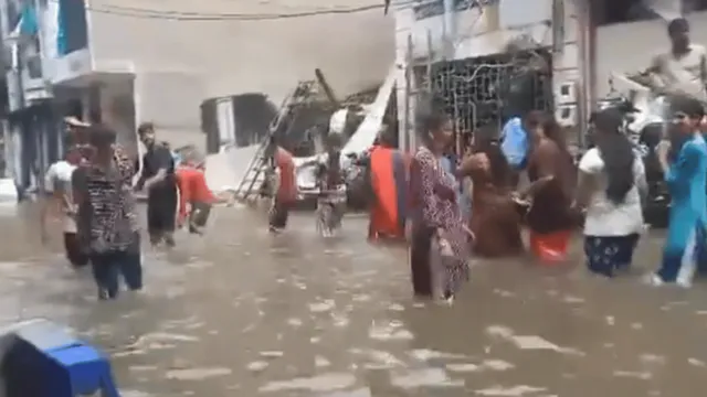 gazab-ka-rishta-anand-mahindra-lauds-video-of-people-joyfully-performing-garba-in-rainwater-flooded-street-gujarat-viral-video